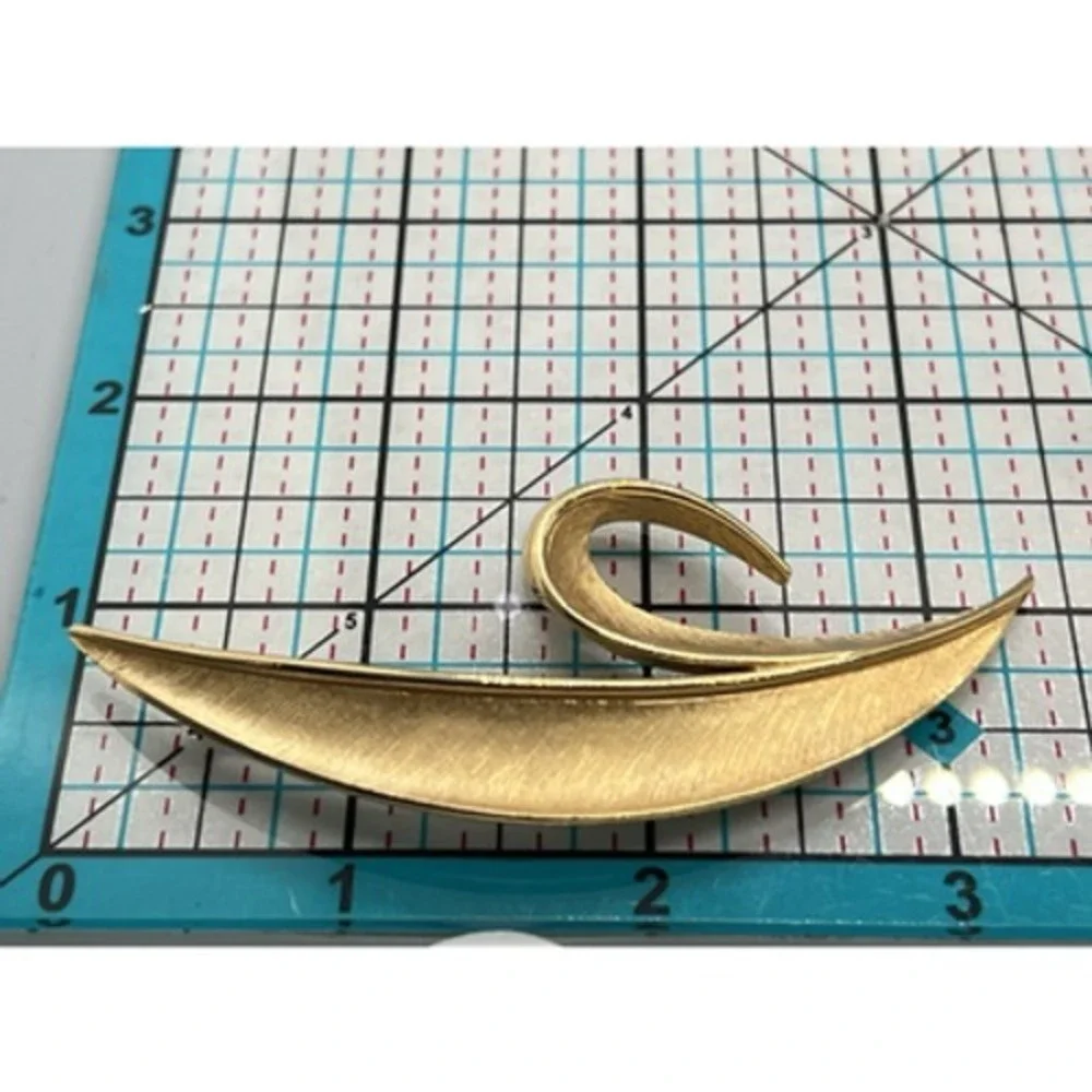 Vintage Trifari Mark Brooch Gold Tone‎ Mid Century Modern Swoop Pin Signed